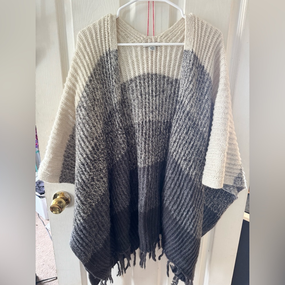 American Eagle Cozy Gray and Cream Women's Sweater